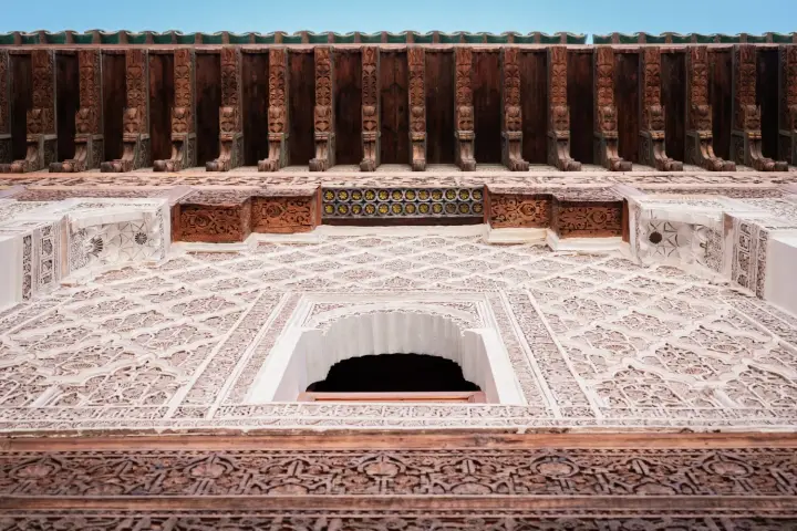Taller compartido de talla en yeso en Marrakech con artesano