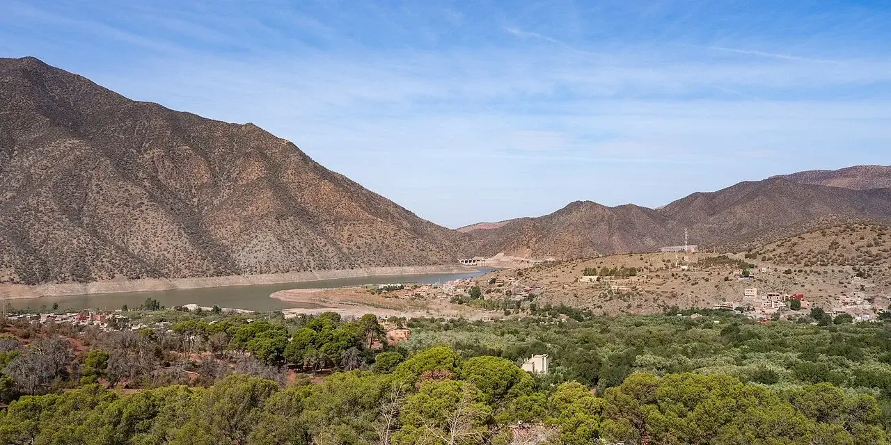 Pueblo y embalse de Ouirgane entre laderas arboladas