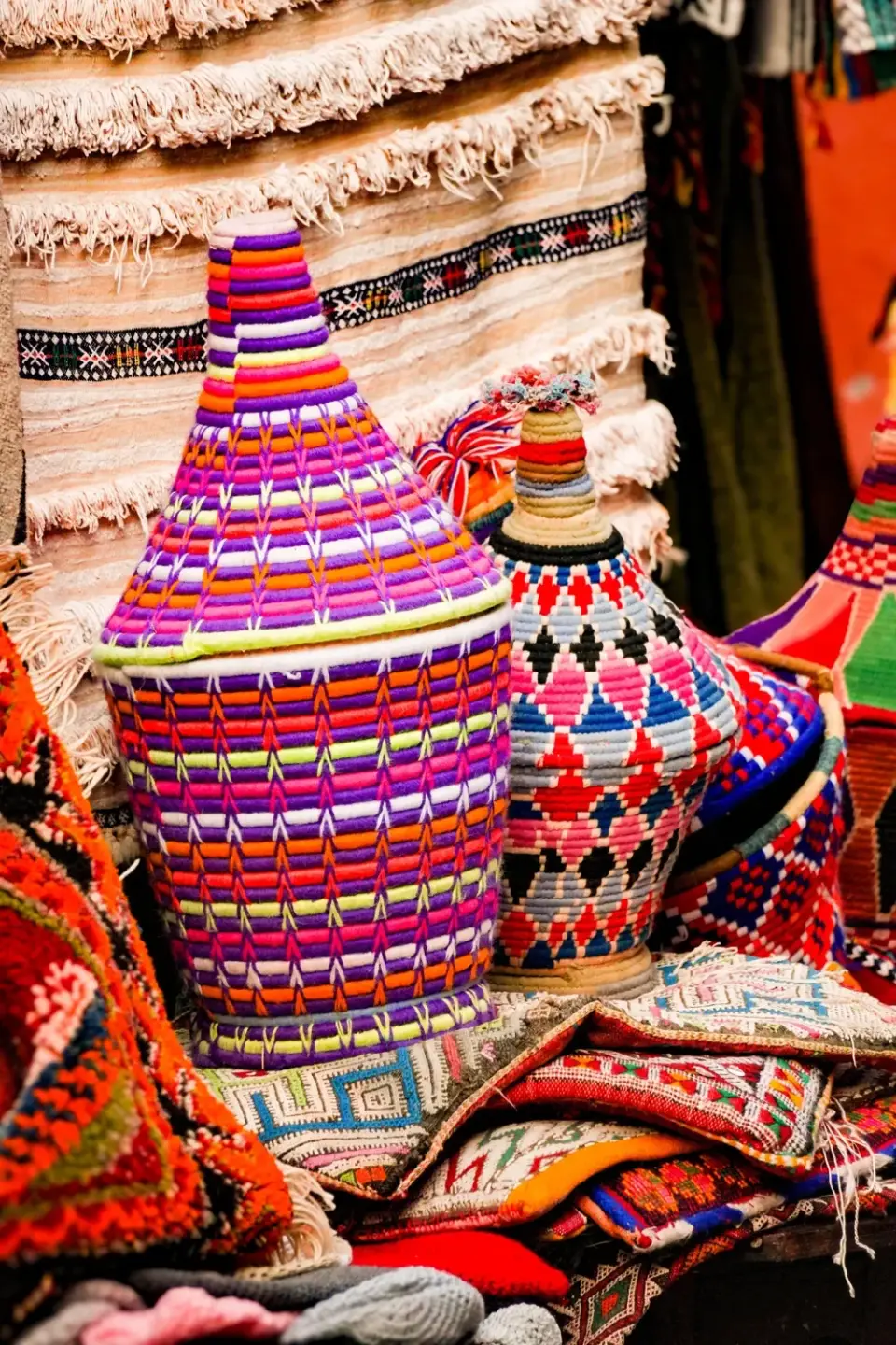 Puntadas de colores sobre una cesta