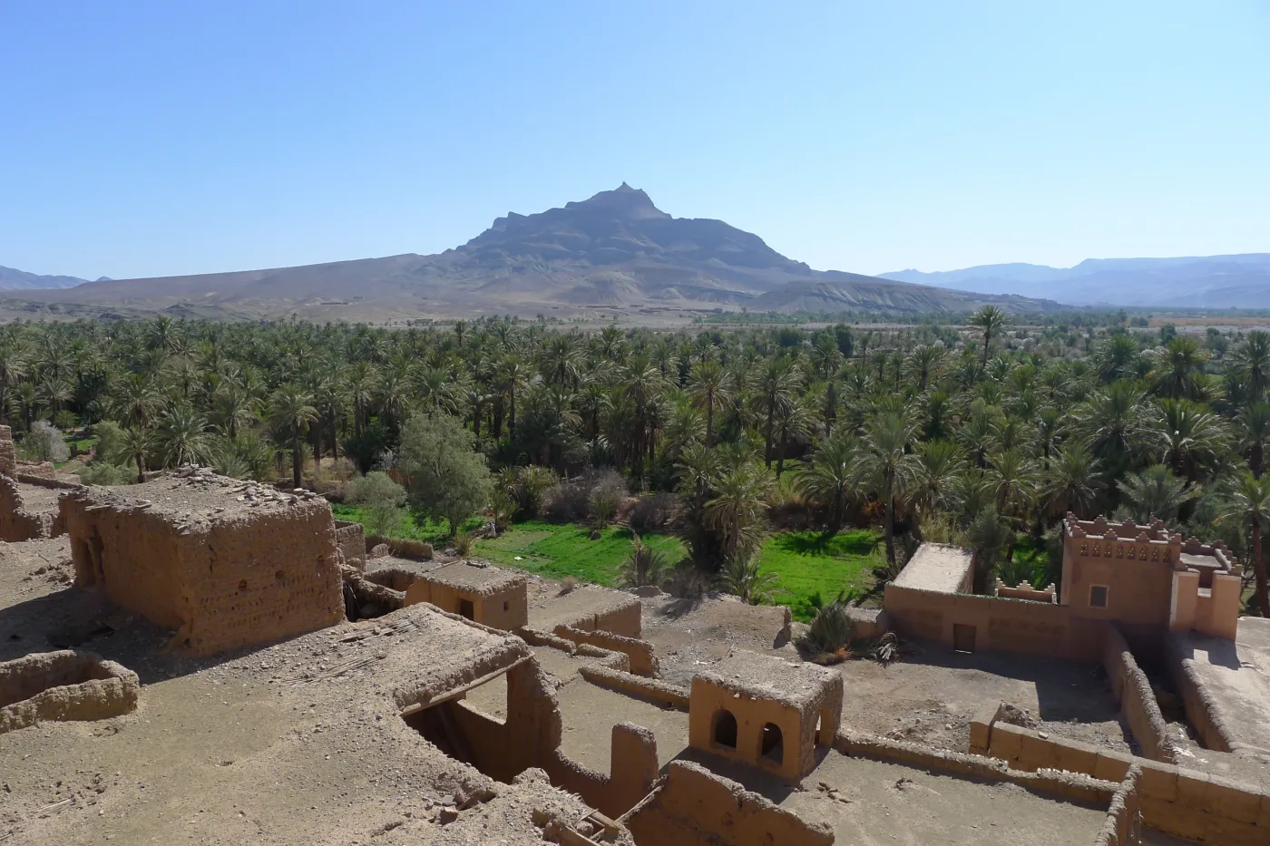 Jbel Kissane, palmeras y construcciones de tierra en Agdz, zona de la primera noche