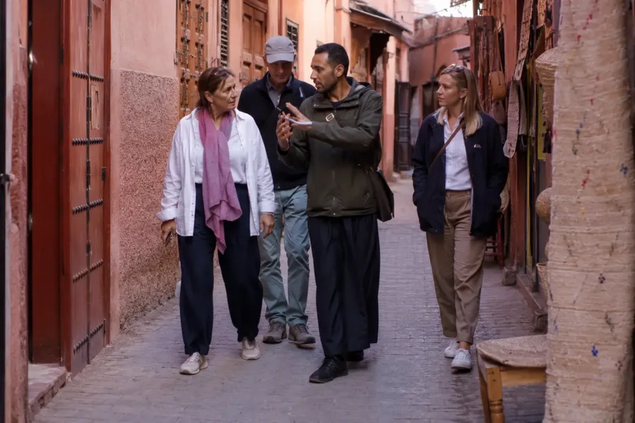 Lokaler Guide mit Reisenden in Marrakeschs Medina