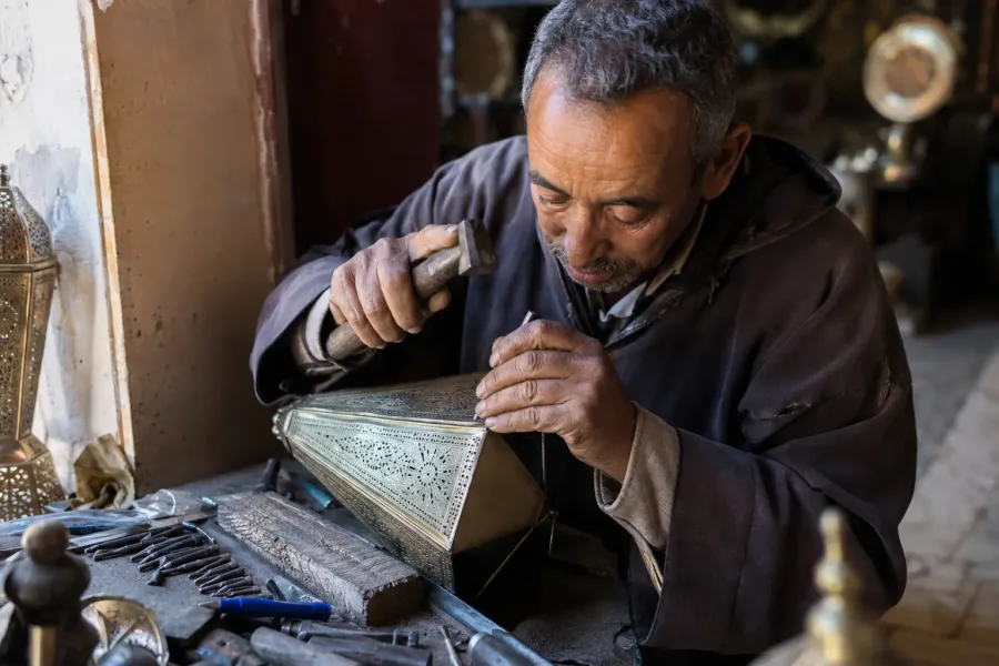 Handwerker bei traditioneller Arbeit in Marrakeschs Souks
