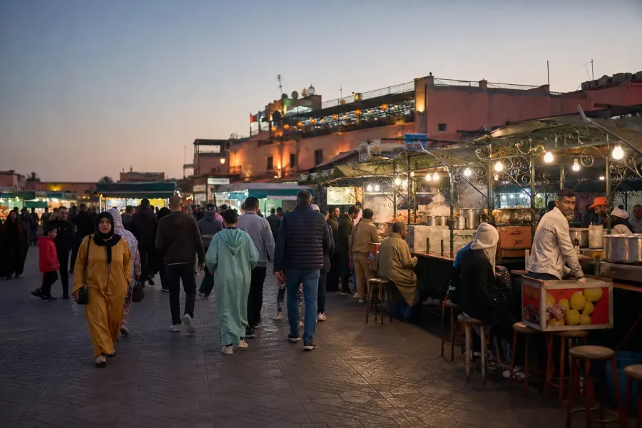 Djemaa el-Fna mit Künstlern und Garküchen in Marrakesch