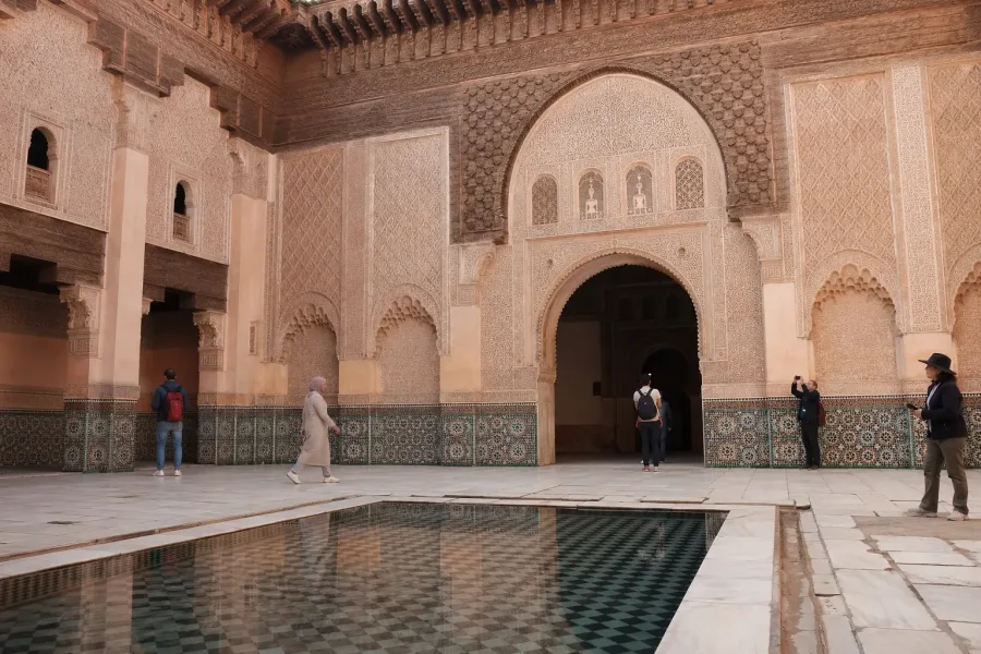 Reich verzierter Innenhof der Medersa Ben Youssef