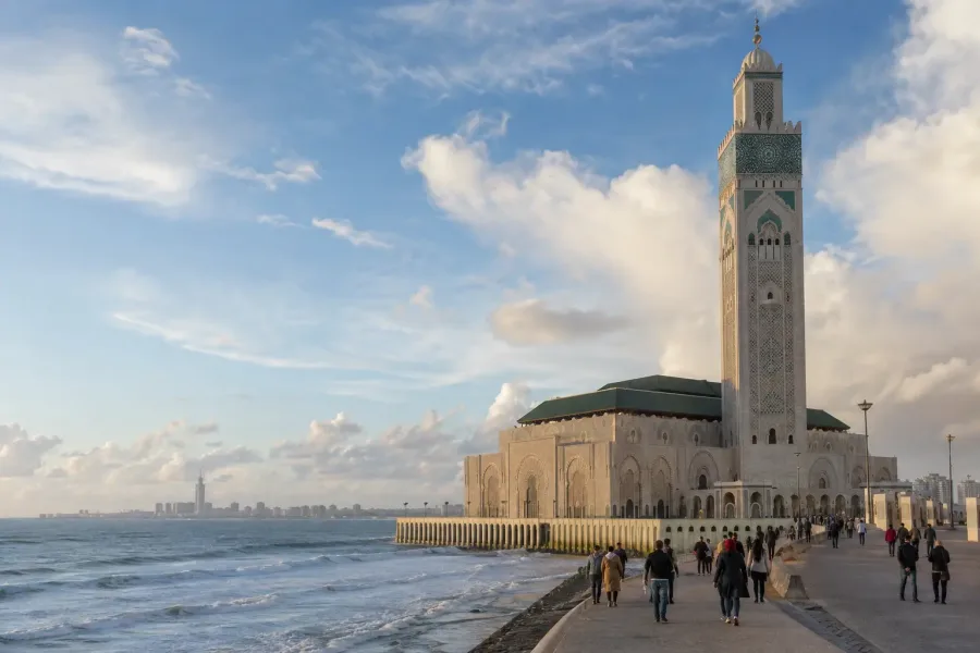 Moschea Hassan II e alto minareto accanto all’oceano a Casablanca