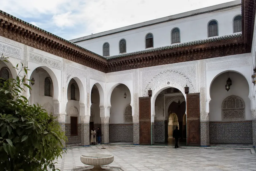 Cortile marocchino decorato e archi della Mahkama du Pacha a Casablanca