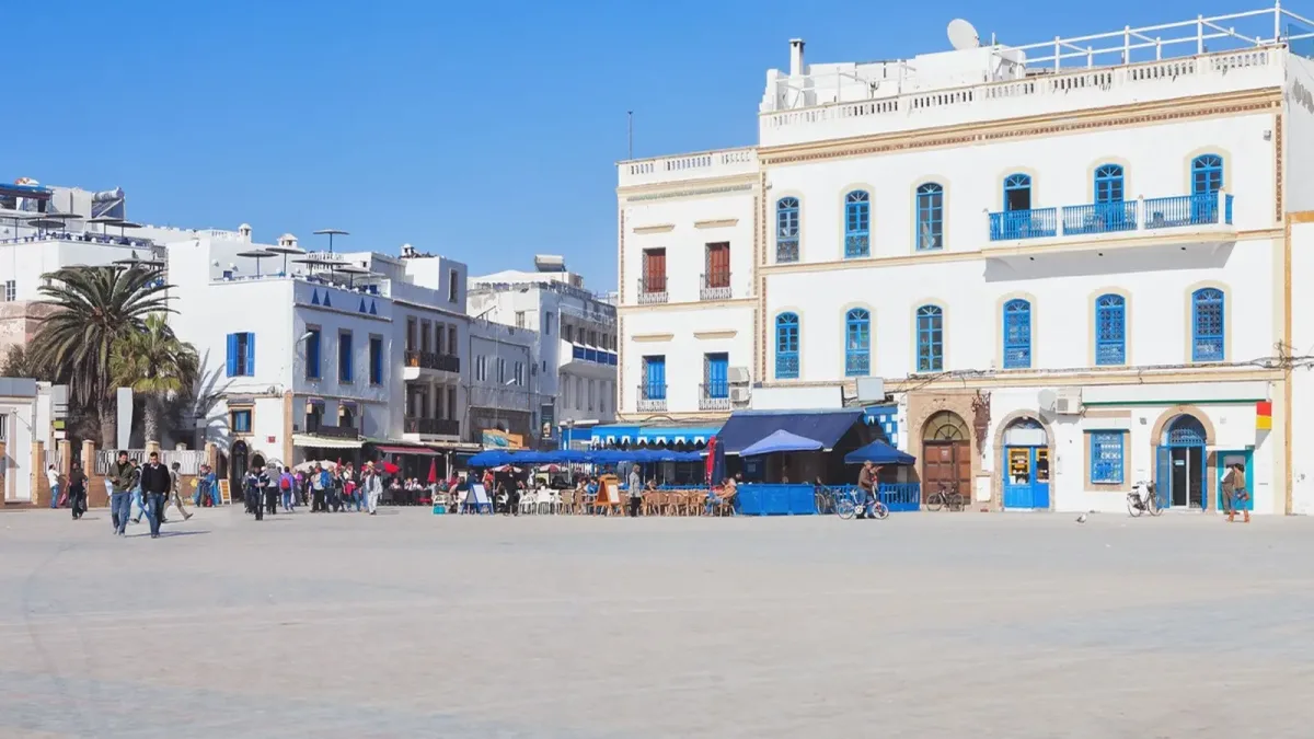 Entdecken Sie Essaouira, Marokkos Atlantikstadt mit Meeresmauern, blauen Fischerbooten, kunstvoller Medina, frischem Fisch und Windsport.