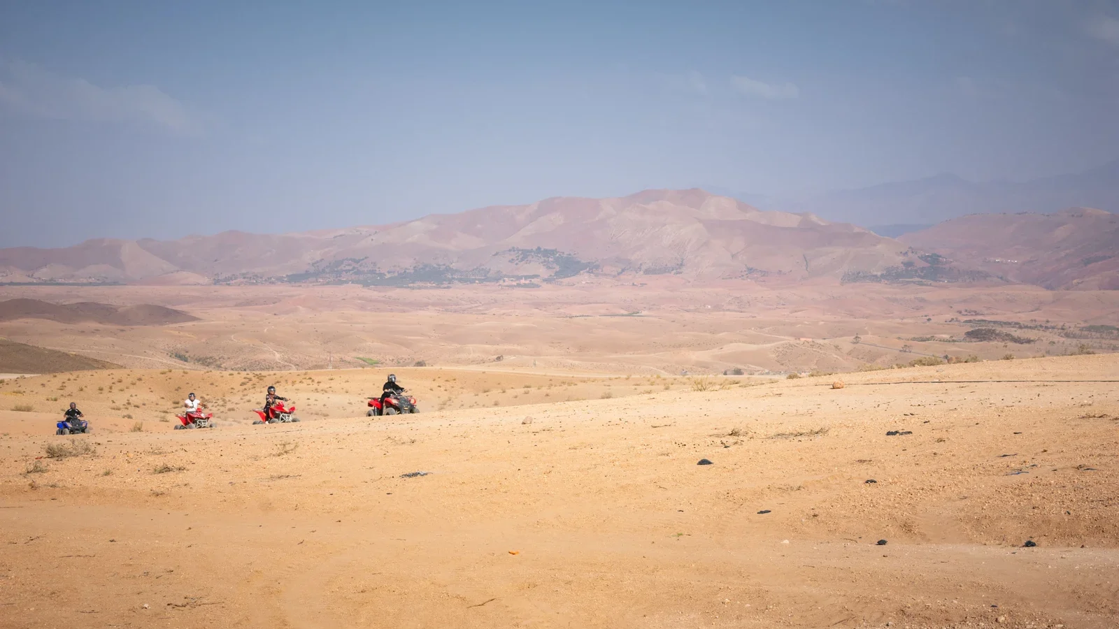 Agafay compartido: quad, camello y cena con espectáculo